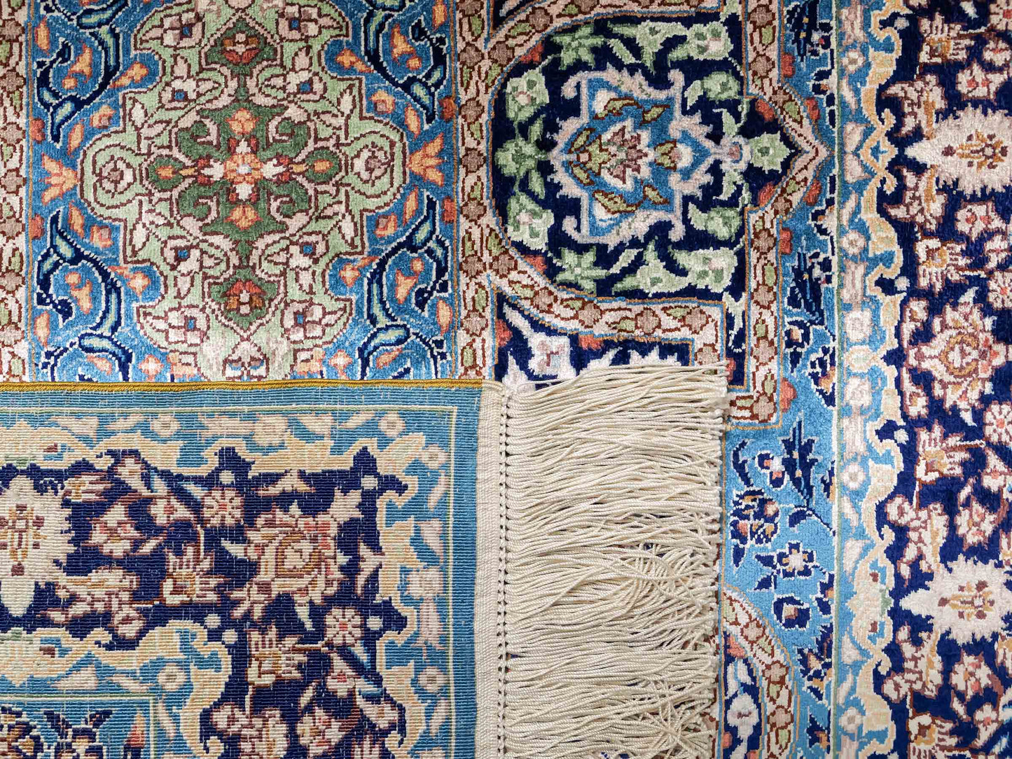 Sehr feiner, handgeknüpfter Khademi Orientteppich mit Hereke Design aus reiner Seide, blau. 92x62 cm. Vertrieb durch Jupiter Intl.