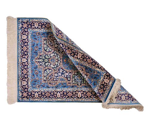 Sehr feiner, handgeknüpfter Khademi Orientteppich mit Hereke Design aus reiner Seide, blau. 92x62 cm. Vertrieb durch Jupiter Intl.