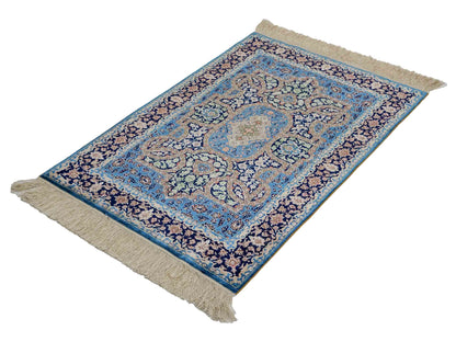 Sehr feiner, handgeknüpfter Khademi Orientteppich mit Hereke Design aus reiner Seide, blau. 92x62 cm. Vertrieb durch Jupiter Intl.