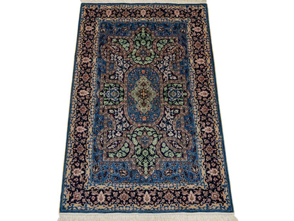 Sehr feiner, handgeknüpfter Khademi Orientteppich mit Hereke Design aus reiner Seide, blau. 92x62 cm. Vertrieb durch Jupiter Intl.