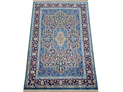 Sehr feiner, handgeknüpfter Khademi Orientteppich mit Hereke Design aus reiner Seide, blau. 92x62 cm. Vertrieb durch Jupiter Intl.