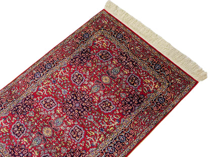 Sehr feiner, handgeknüpfter Khademi Orientteppich mit Hereke Design aus reiner Seide, rot. 92x62 cm. Vertrieb durch Jupiter Intl.