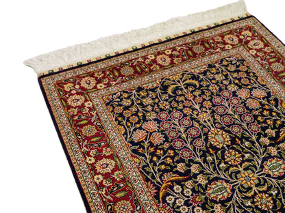 Sehr feiner, handgeknüpfter Khademi Orientteppich mit Hereke Design aus reiner Seide, blau, rot. 92x62 cm. Vertrieb durch Jupiter Intl.