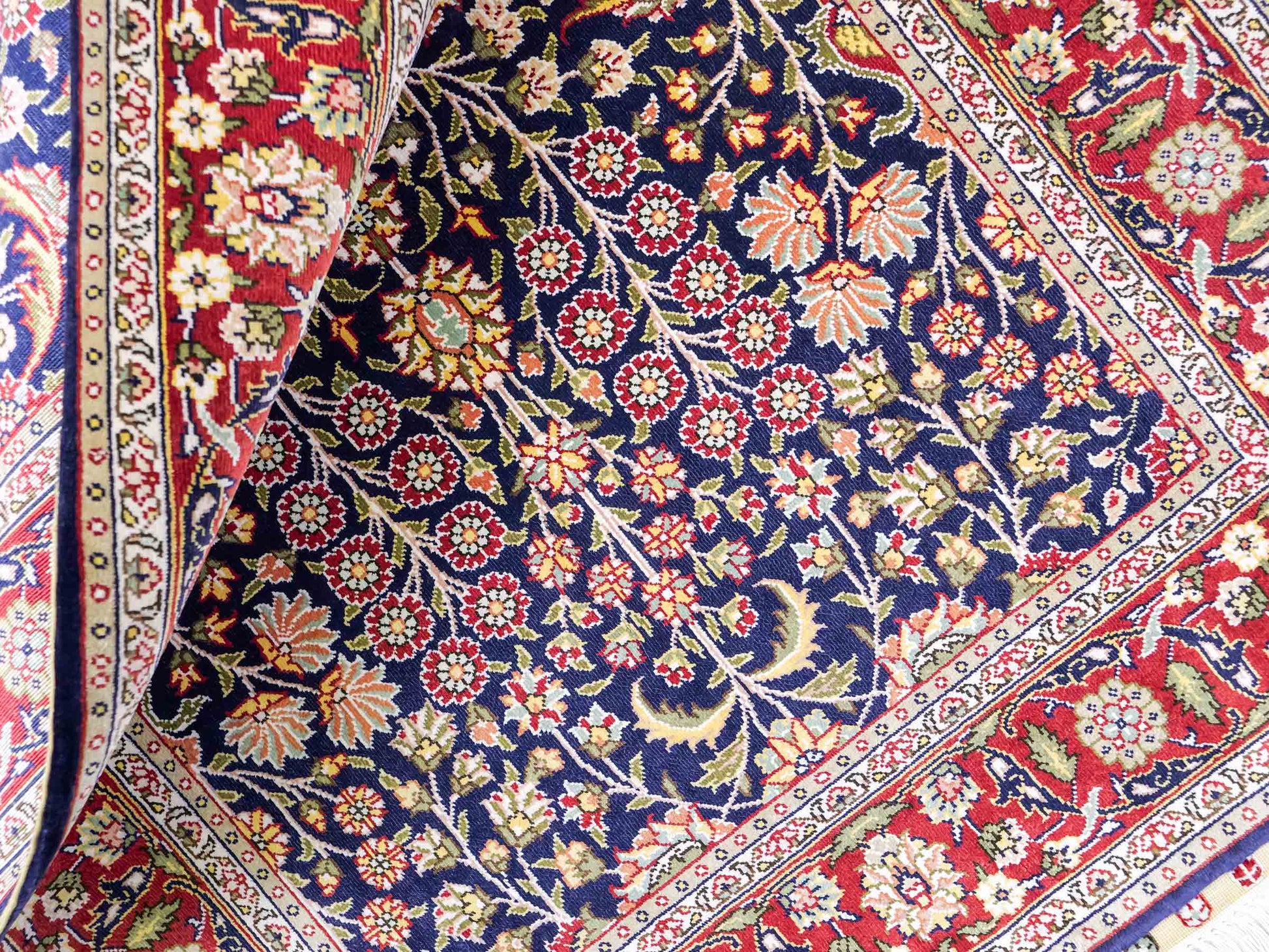 Sehr feiner, handgeknüpfter Khademi Orientteppich mit Hereke Design aus reiner Seide, blau, rot. 92x62 cm. Vertrieb durch Jupiter Intl.