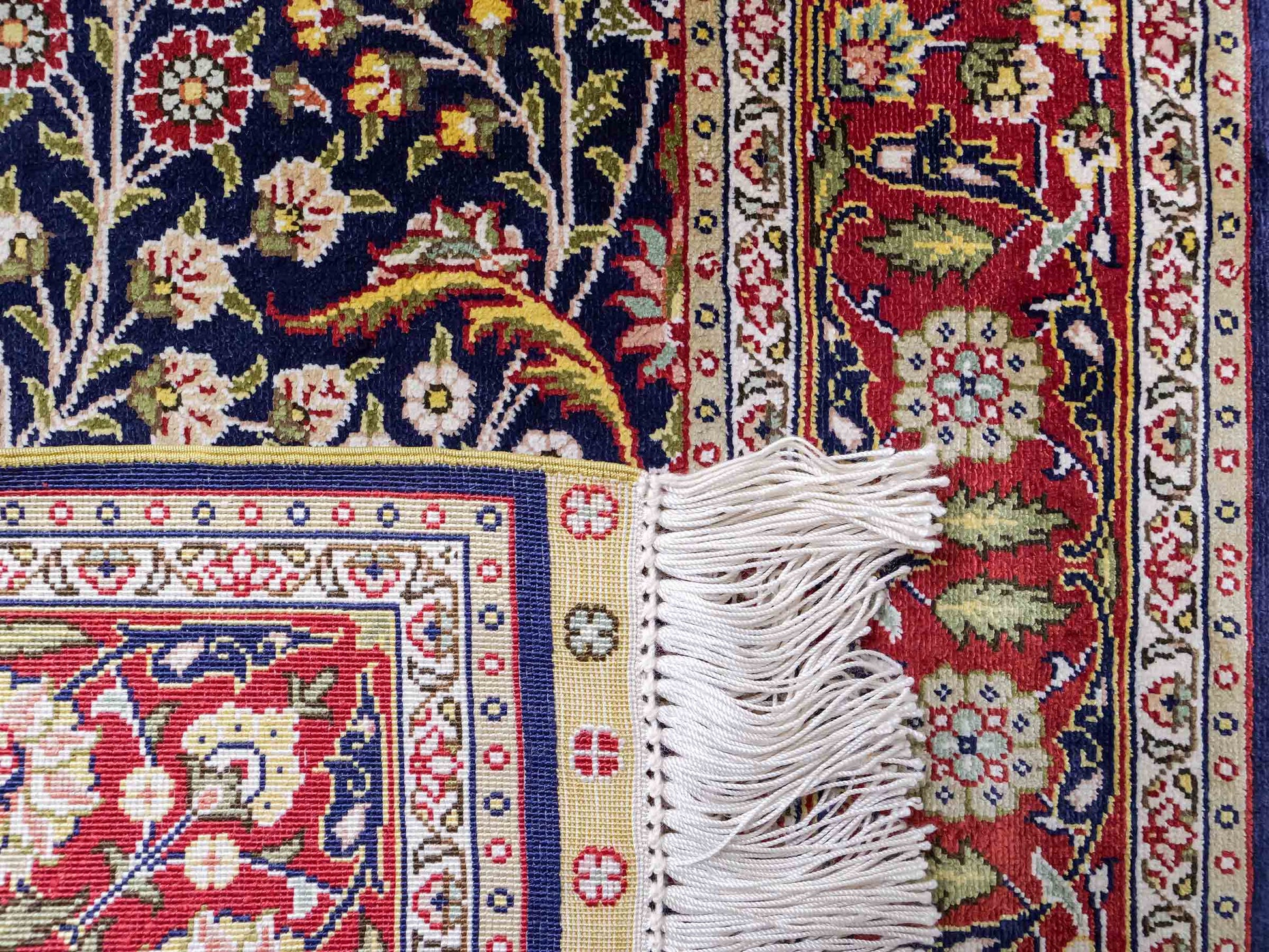 Sehr feiner, handgeknüpfter Khademi Orientteppich mit Hereke Design aus reiner Seide, blau, rot. 92x62 cm. Vertrieb durch Jupiter Intl.