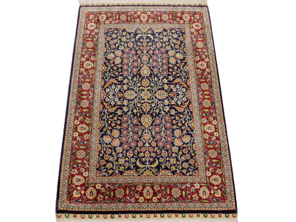 Sehr feiner, handgeknüpfter Khademi Orientteppich mit Hereke Design aus reiner Seide, blau, rot. 92x62 cm. Vertrieb durch Jupiter Intl.