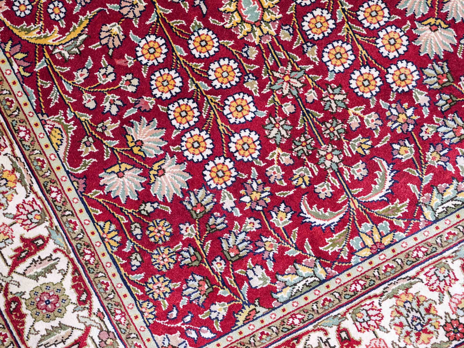 Sehr feiner, handgeknüpfter Khademi Orientteppich mit Hereke Design aus reiner Seide, rot, creme. 92x62 cm. Vertrieb durch Jupiter Intl.