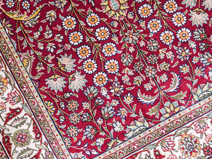 Sehr feiner, handgeknüpfter Khademi Orientteppich mit Hereke Design aus reiner Seide, rot, creme. 92x62 cm. Vertrieb durch Jupiter Intl.