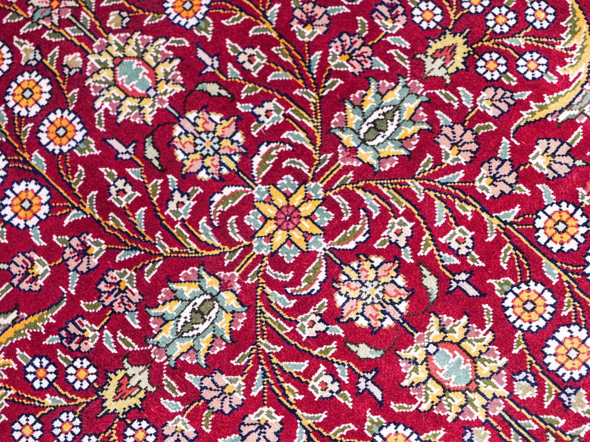 Sehr feiner, handgeknüpfter Khademi Orientteppich mit Hereke Design aus reiner Seide, rot, creme. 92x62 cm. Vertrieb durch Jupiter Intl.