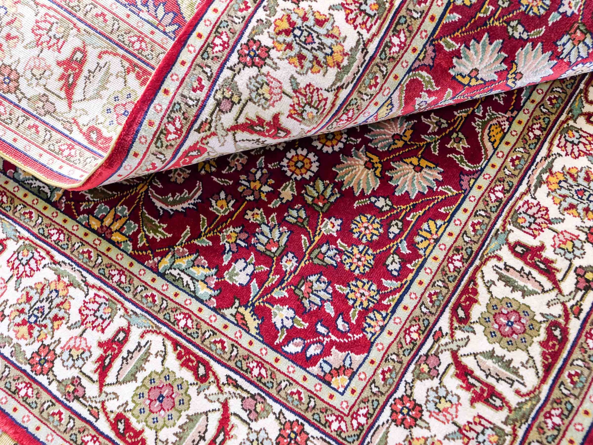 Sehr feiner, handgeknüpfter Khademi Orientteppich mit Hereke Design aus reiner Seide, rot, creme. 92x62 cm. Vertrieb durch Jupiter Intl.