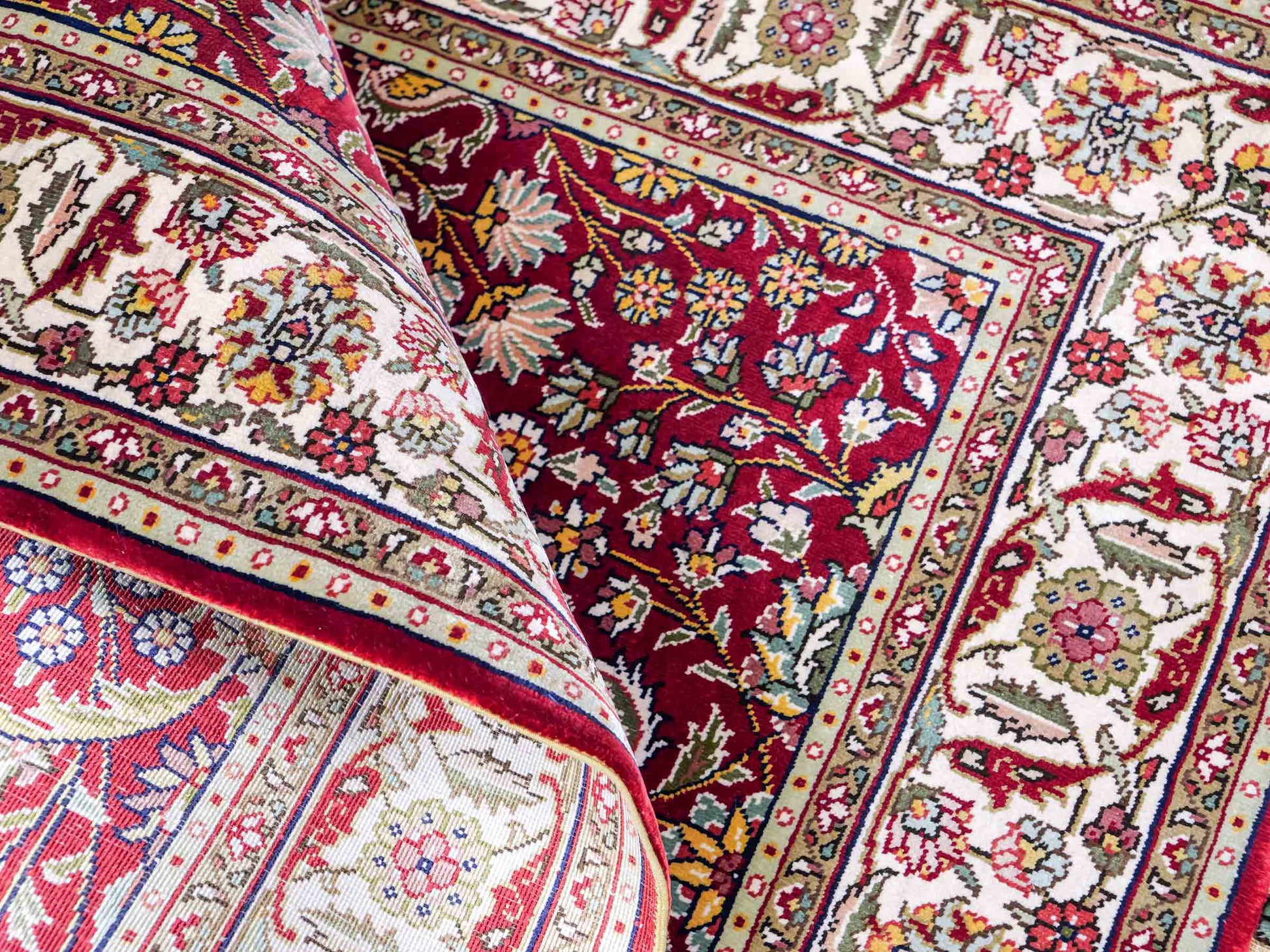 Sehr feiner, handgeknüpfter Khademi Orientteppich mit Hereke Design aus reiner Seide, rot, creme. 92x62 cm. Vertrieb durch Jupiter Intl.