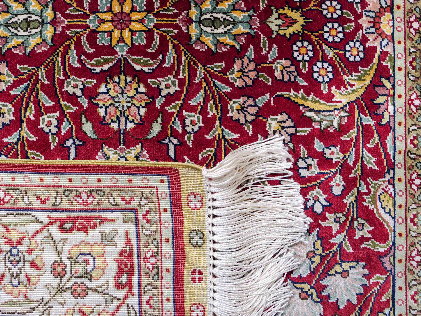 Sehr feiner, handgeknüpfter Khademi Orientteppich mit Hereke Design aus reiner Seide, rot, creme. 92x62 cm. Vertrieb durch Jupiter Intl.