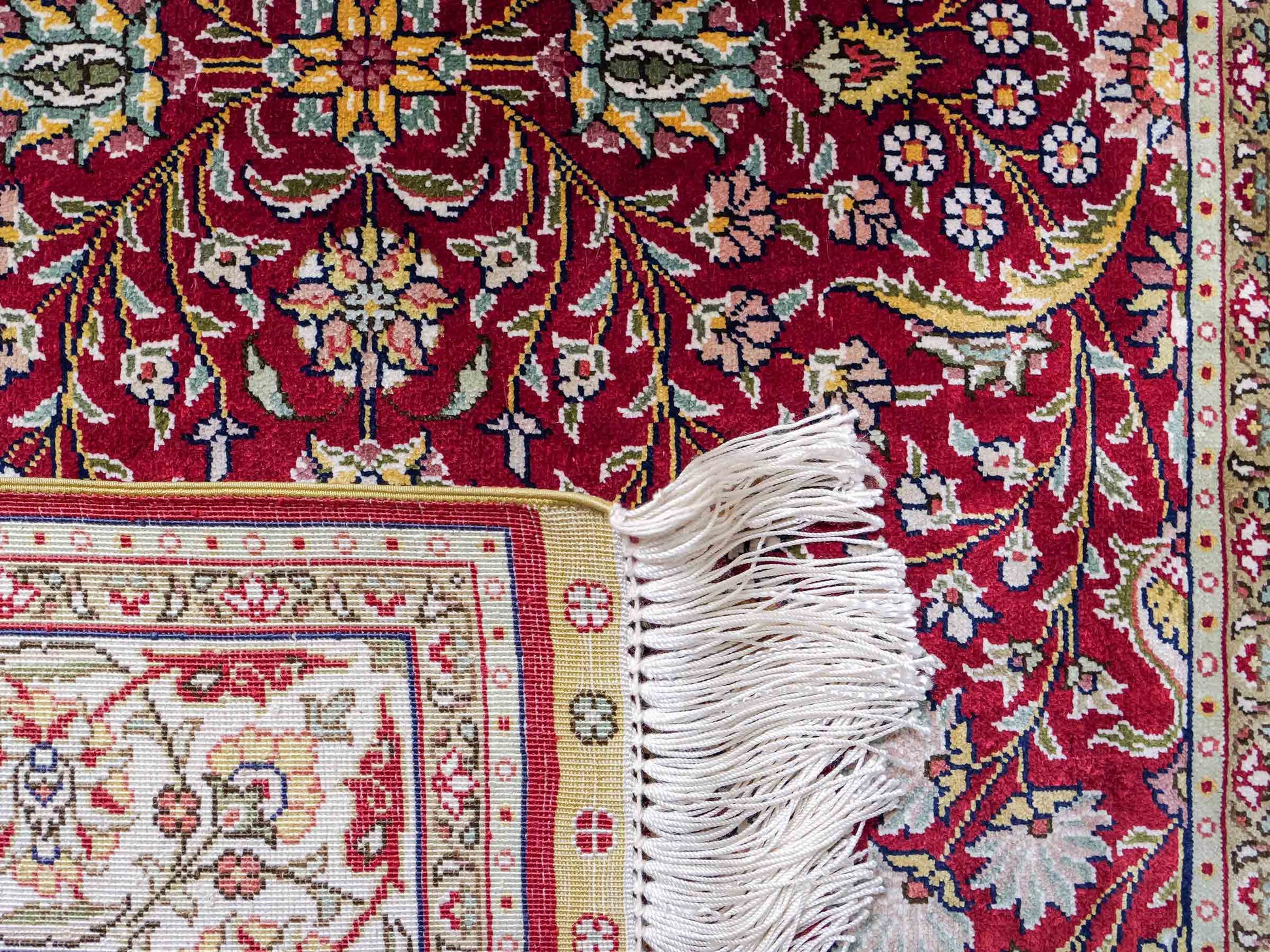 Sehr feiner, handgeknüpfter Khademi Orientteppich mit Hereke Design aus reiner Seide, rot, creme. 92x62 cm. Vertrieb durch Jupiter Intl.