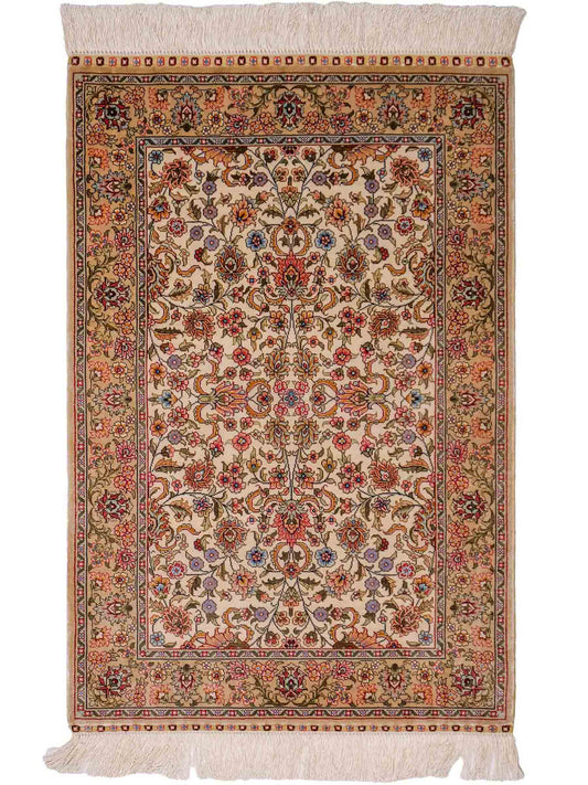Sehr feiner, handgeknüpfter Khademi Orientteppich mit Hereke Design aus reiner Seide, beige, creme, weiß. 92x63 cm. Vertrieb durch Jupiter Intl.