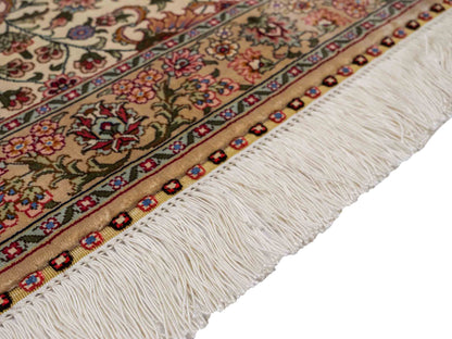 Sehr feiner, handgeknüpfter Khademi Orientteppich mit Hereke Design aus reiner Seide, beige, creme, weiß. 92x63 cm. Vertrieb durch Jupiter Intl.