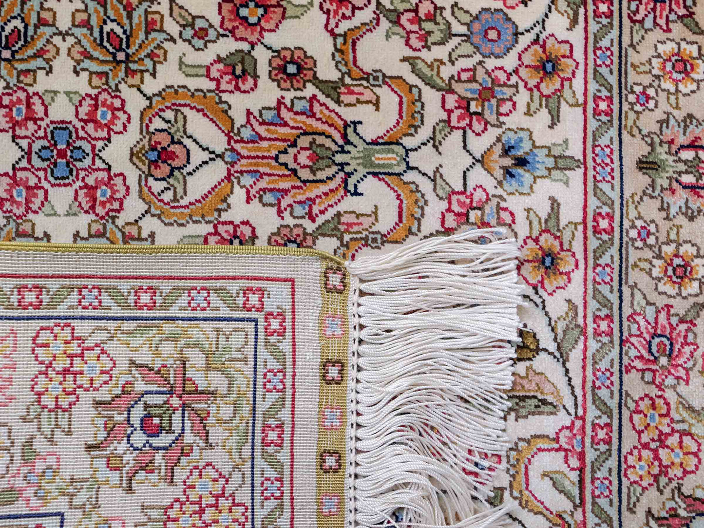 Sehr feiner, handgeknüpfter Khademi Orientteppich mit Hereke Design aus reiner Seide, beige, creme, weiß. 92x63 cm. Vertrieb durch Jupiter Intl.