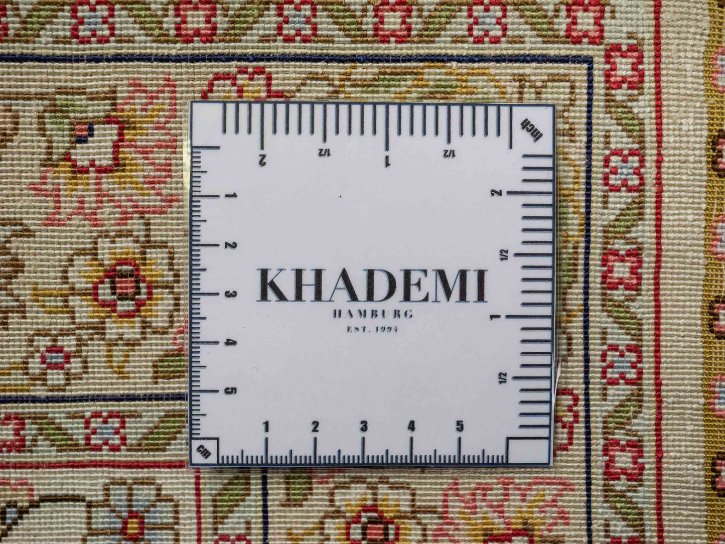 Sehr feiner, handgeknüpfter Khademi Orientteppich mit Hereke Design aus reiner Seide, beige, creme, weiß. 92x63 cm. Vertrieb durch Jupiter Intl.