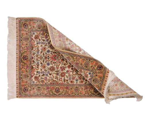 Sehr feiner, handgeknüpfter Khademi Orientteppich mit Hereke Design aus reiner Seide, beige, creme, weiß. 92x63 cm. Vertrieb durch Jupiter Intl.