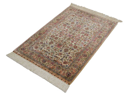 Sehr feiner, handgeknüpfter Khademi Orientteppich mit Hereke Design aus reiner Seide, beige, creme, weiß. 92x63 cm. Vertrieb durch Jupiter Intl.