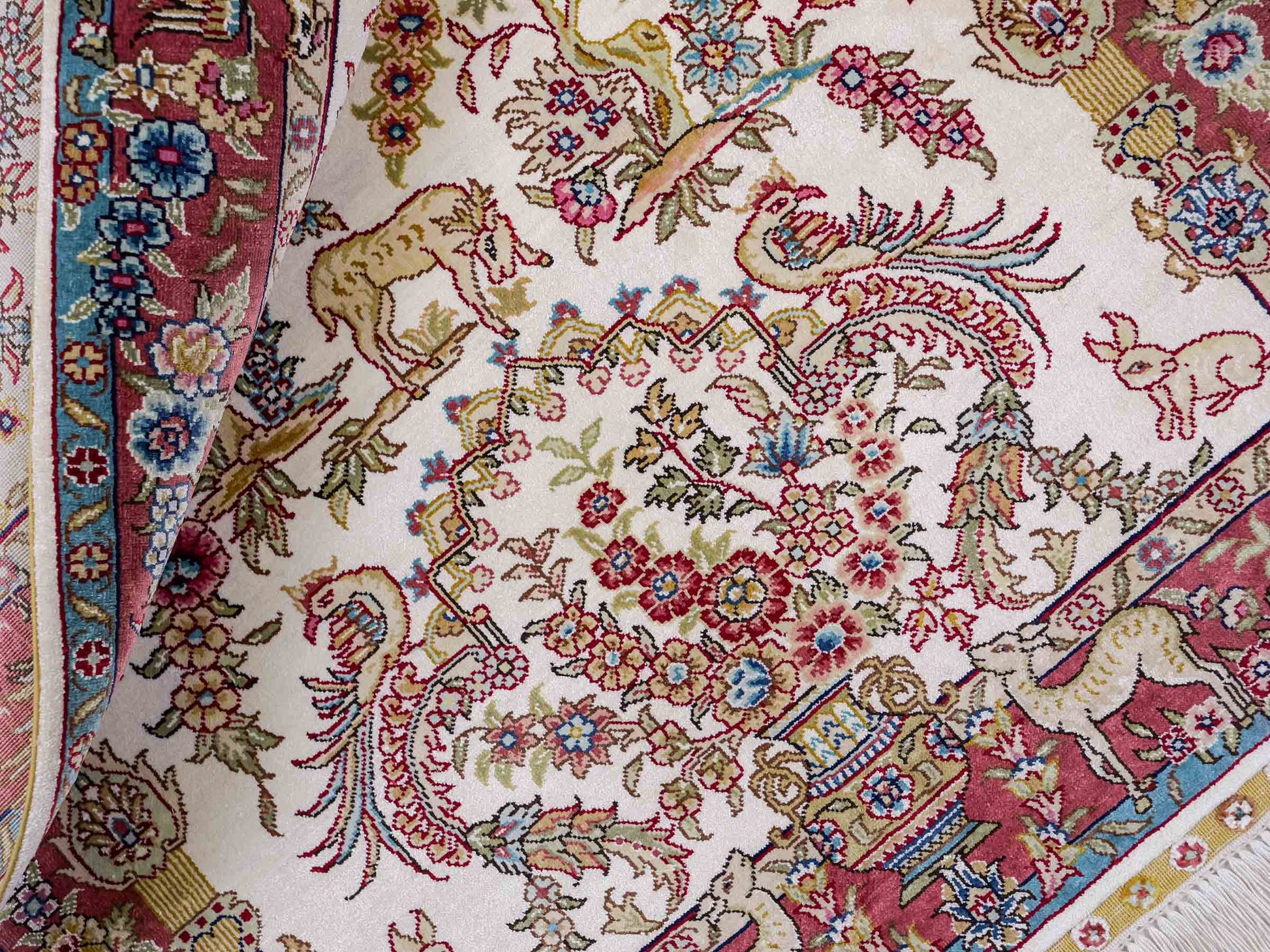 Sehr feiner, handgeknüpfter Khademi Orientteppich mit Hereke Design aus reiner Seide, creme, weiß, rosa, blau. 92x63 cm. Vertrieb durch Jupiter Intl.