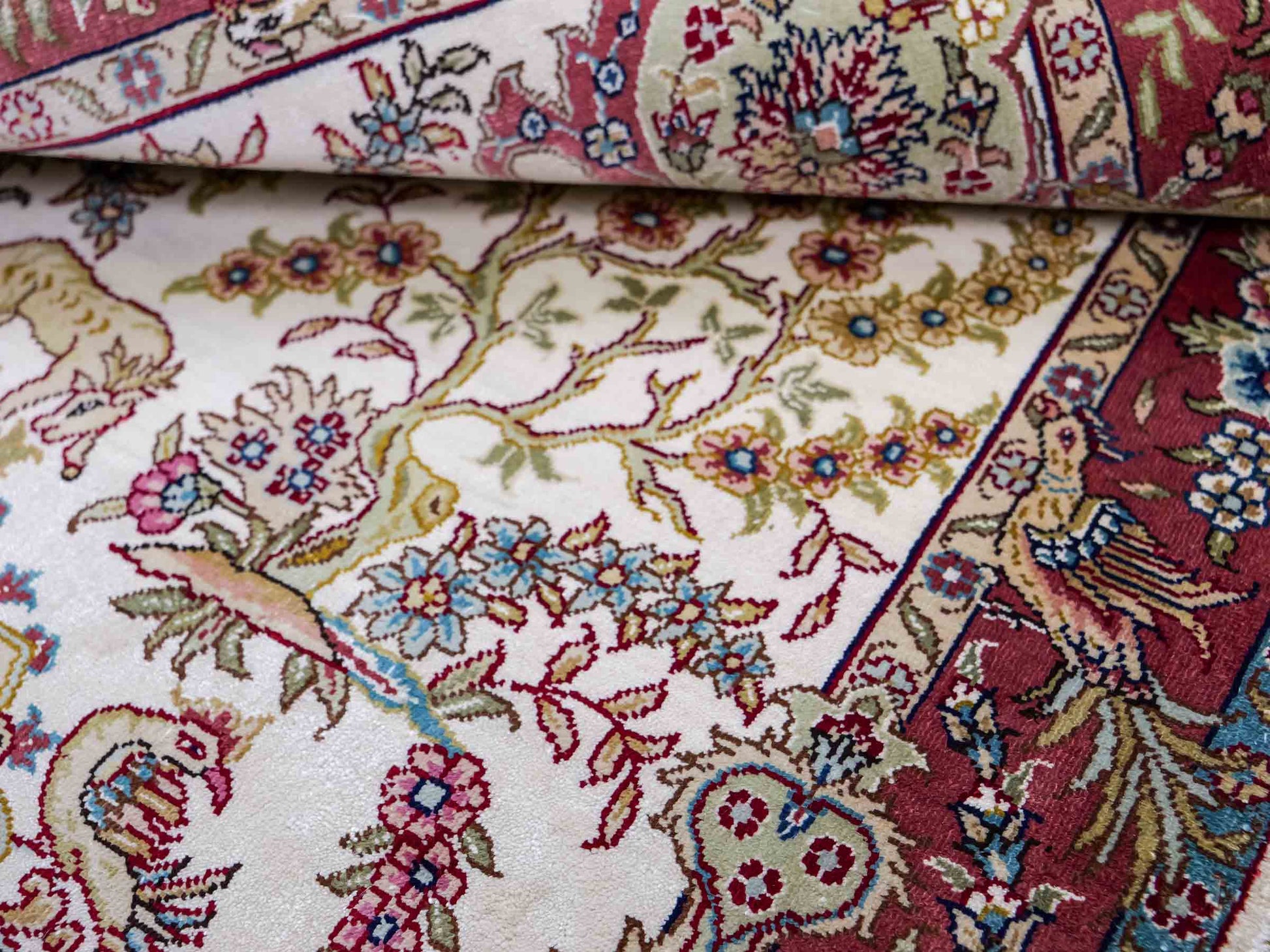 Sehr feiner, handgeknüpfter Khademi Orientteppich mit Hereke Design aus reiner Seide, creme, weiß, rosa, blau. 92x63 cm. Vertrieb durch Jupiter Intl.