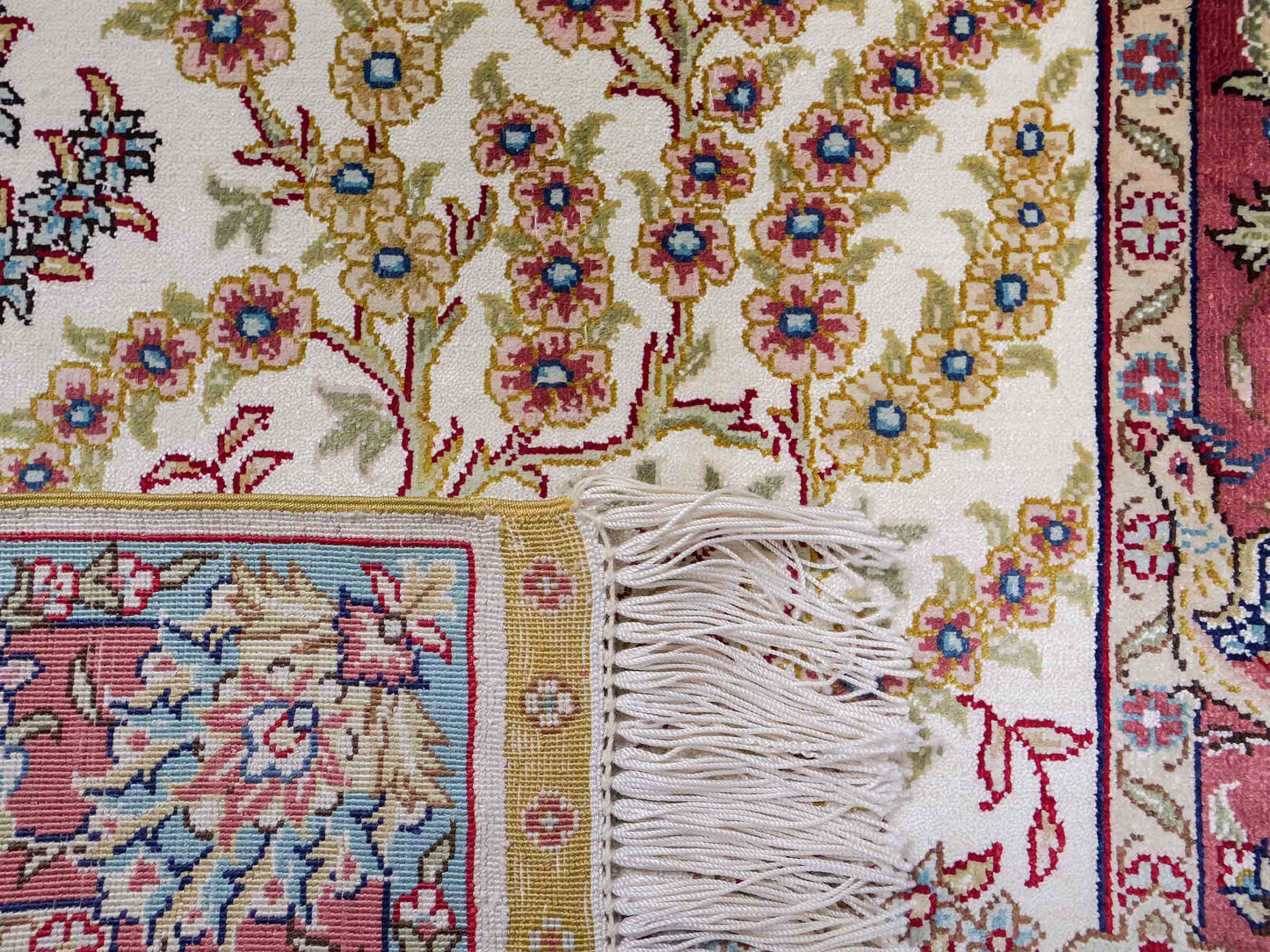 Sehr feiner, handgeknüpfter Khademi Orientteppich mit Hereke Design aus reiner Seide, creme, weiß, rosa, blau. 92x63 cm. Vertrieb durch Jupiter Intl.