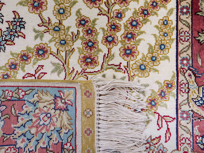 Sehr feiner, handgeknüpfter Khademi Orientteppich mit Hereke Design aus reiner Seide, creme, weiß, rosa, blau. 92x63 cm. Vertrieb durch Jupiter Intl.