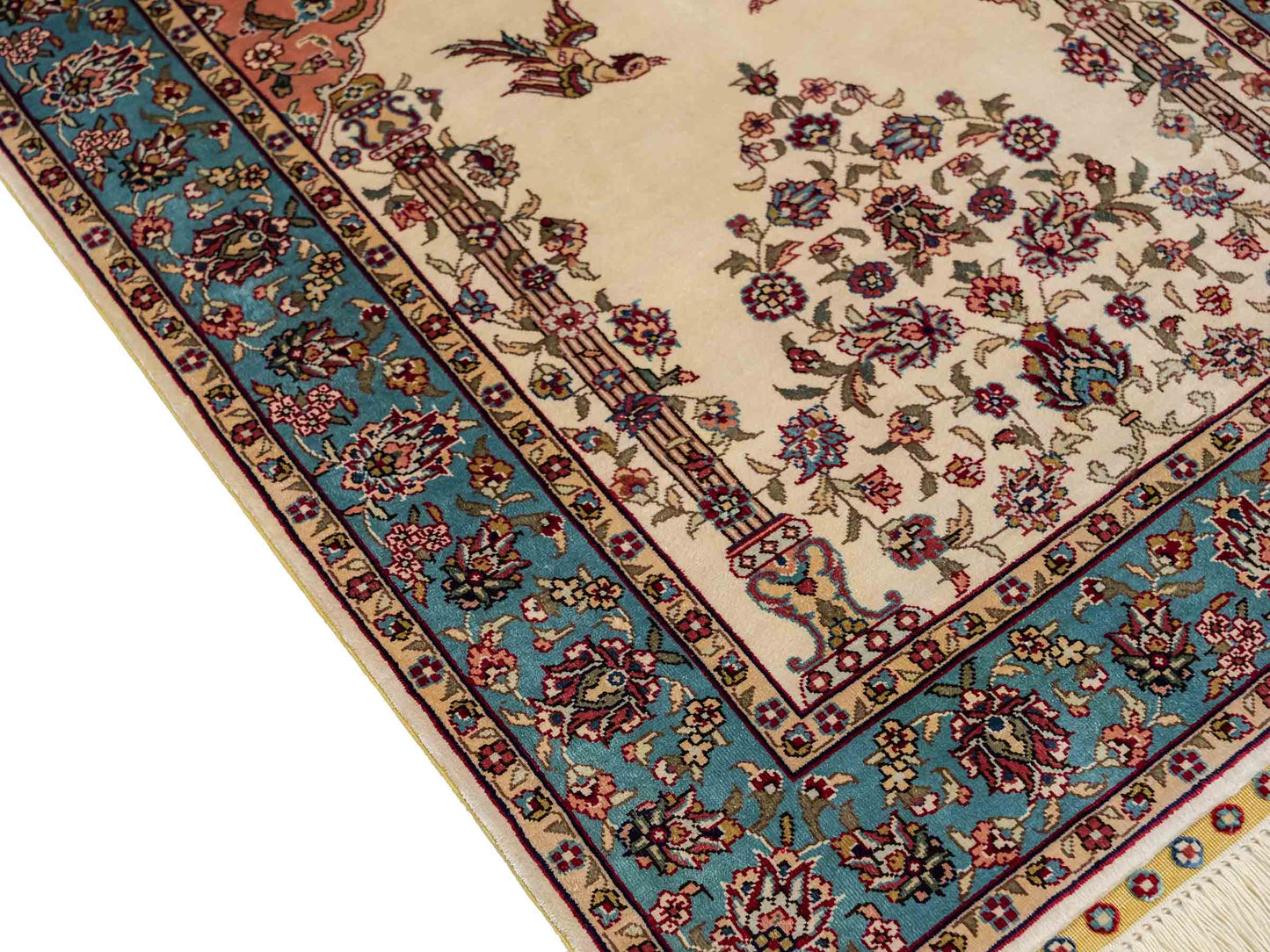 Sehr feiner, handgeknüpfter Khademi Orientteppich mit Hereke Design aus reiner Seide, creme, weiß, blau. 92x63 cm. Vertrieb durch Jupiter Intl.