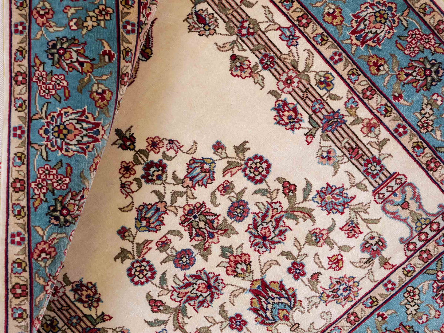Sehr feiner, handgeknüpfter Khademi Orientteppich mit Hereke Design aus reiner Seide, creme, weiß, blau. 92x63 cm. Vertrieb durch Jupiter Intl.