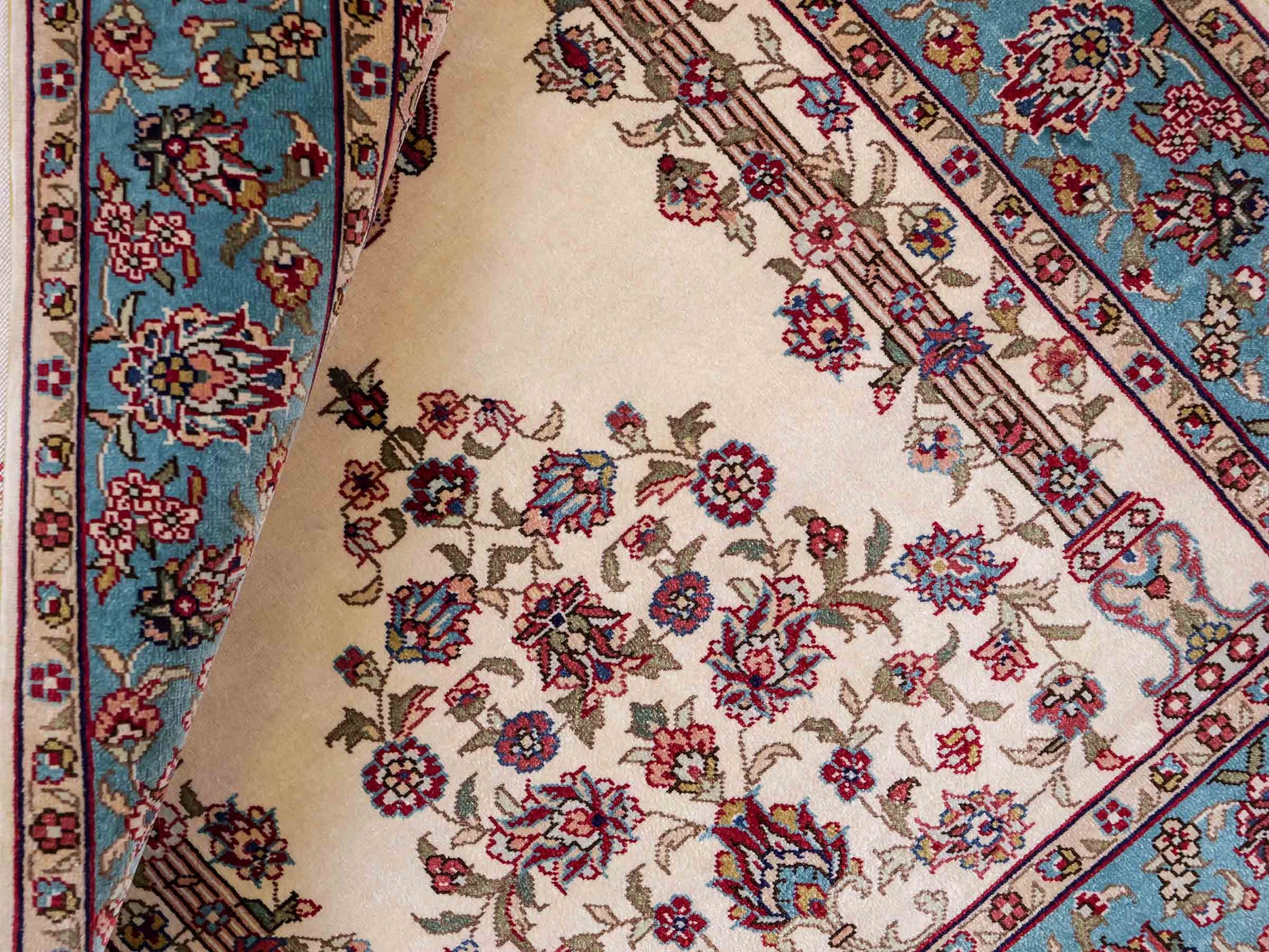 Sehr feiner, handgeknüpfter Khademi Orientteppich mit Hereke Design aus reiner Seide, creme, weiß, blau. 92x63 cm. Vertrieb durch Jupiter Intl.