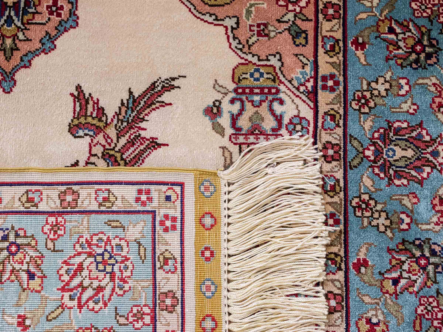 Sehr feiner, handgeknüpfter Khademi Orientteppich mit Hereke Design aus reiner Seide, creme, weiß, blau. 92x63 cm. Vertrieb durch Jupiter Intl.