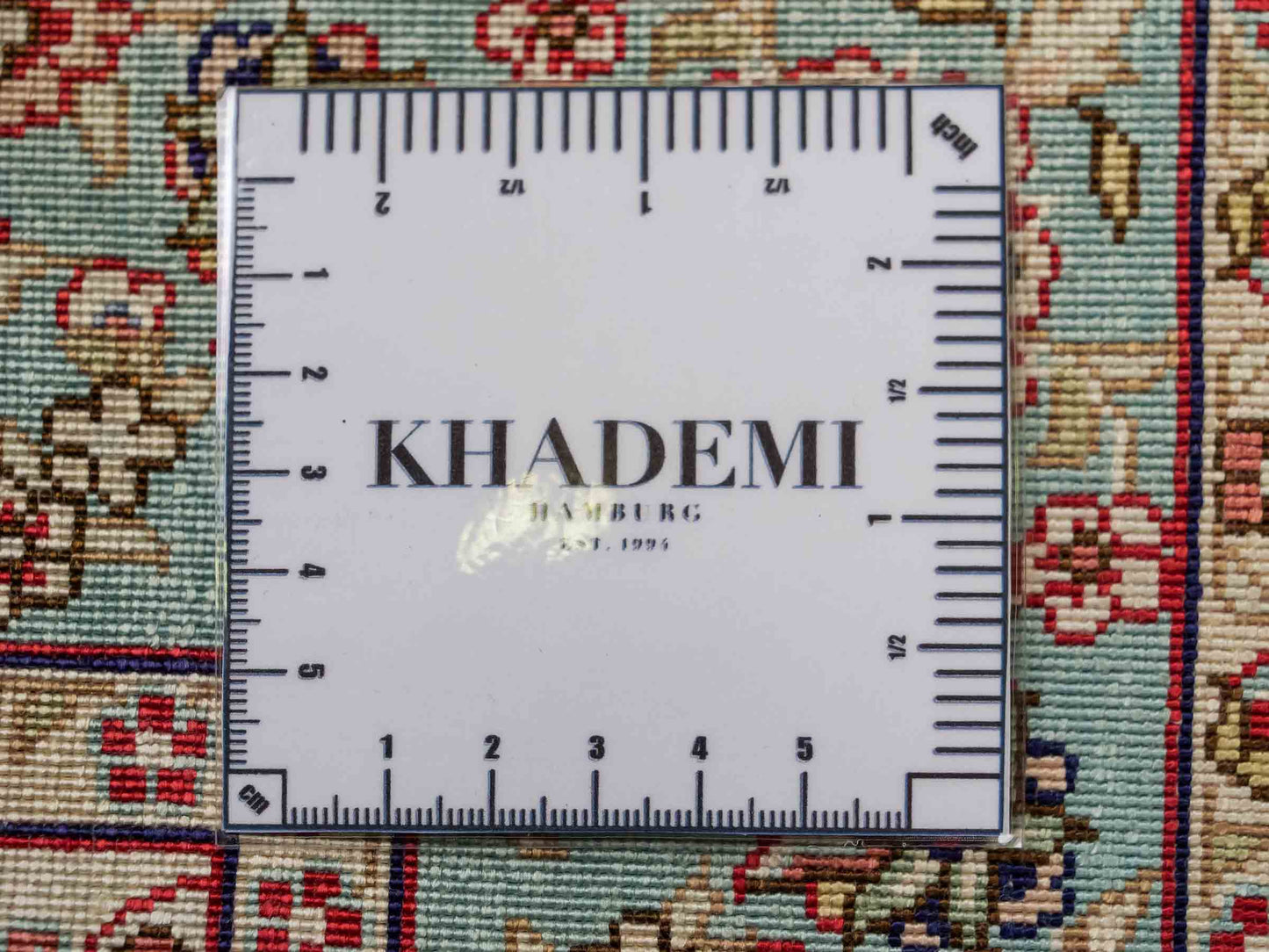 Sehr feiner, handgeknüpfter Khademi Orientteppich mit Hereke Design aus reiner Seide, creme, weiß, blau. 92x63 cm. Vertrieb durch Jupiter Intl.