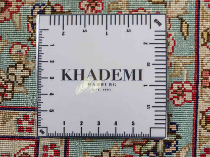 Sehr feiner, handgeknüpfter Khademi Orientteppich mit Hereke Design aus reiner Seide, creme, weiß, blau. 92x63 cm. Vertrieb durch Jupiter Intl.
