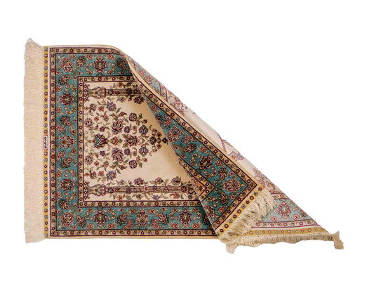 Sehr feiner, handgeknüpfter Khademi Orientteppich mit Hereke Design aus reiner Seide, creme, weiß, blau. 92x63 cm. Vertrieb durch Jupiter Intl.