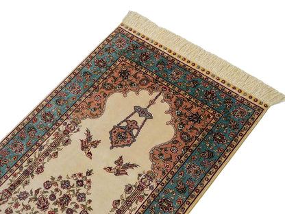 Sehr feiner, handgeknüpfter Khademi Orientteppich mit Hereke Design aus reiner Seide, creme, weiß, blau. 92x63 cm. Vertrieb durch Jupiter Intl.