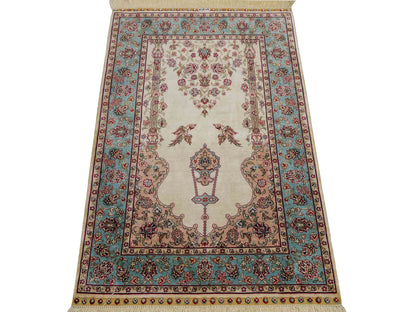 Sehr feiner, handgeknüpfter Khademi Orientteppich mit Hereke Design aus reiner Seide, creme, weiß, blau. 92x63 cm. Vertrieb durch Jupiter Intl.