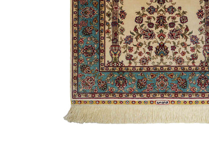Sehr feiner, handgeknüpfter Khademi Orientteppich mit Hereke Design aus reiner Seide, creme, weiß, blau. 92x63 cm. Vertrieb durch Jupiter Intl.