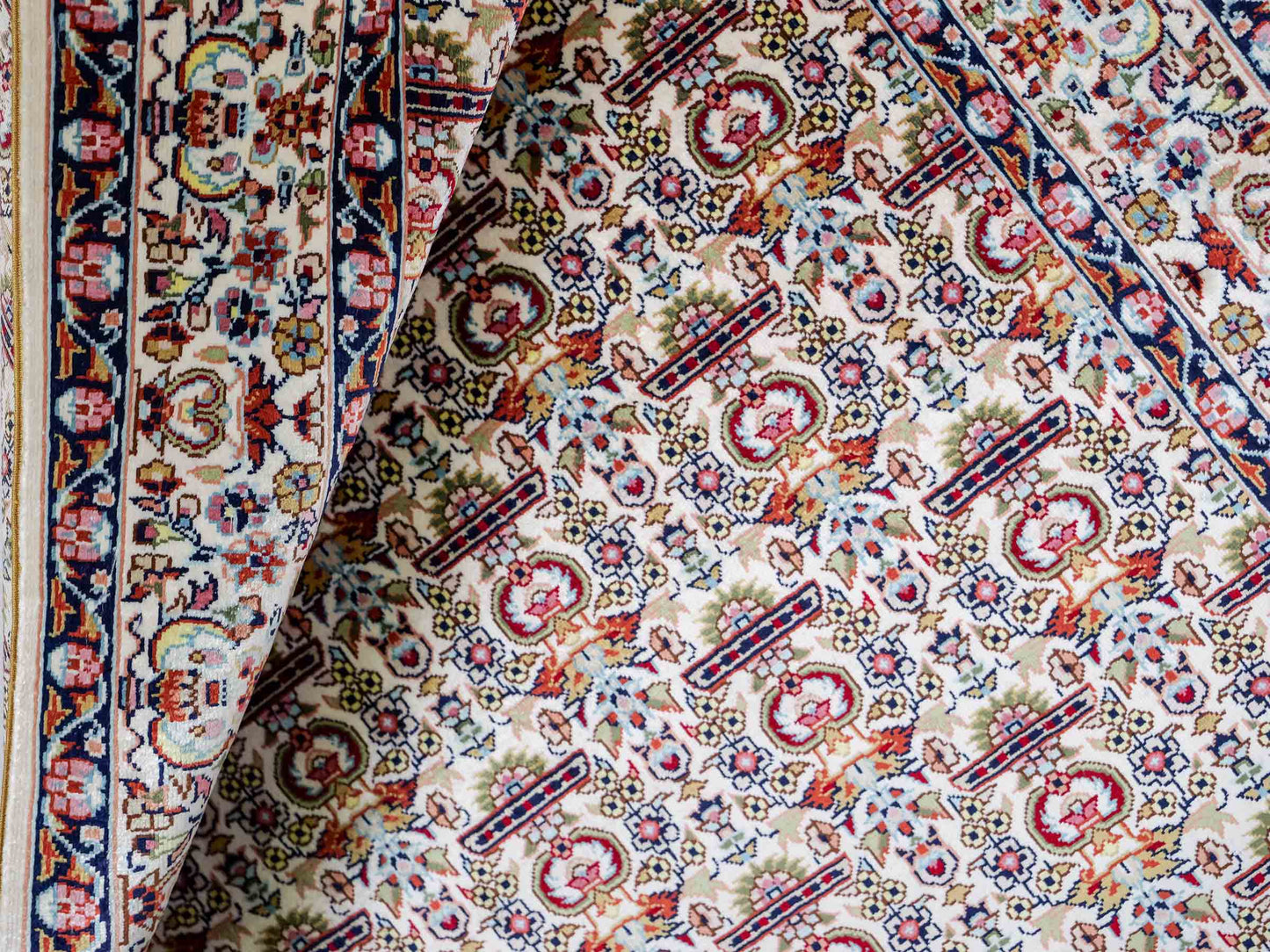 Sehr feiner, handgeknüpfter Khademi Orientteppich mit Hereke Design aus reiner Seide, weiß, creme. 93x61 cm. Vertrieb durch Jupiter Intl.