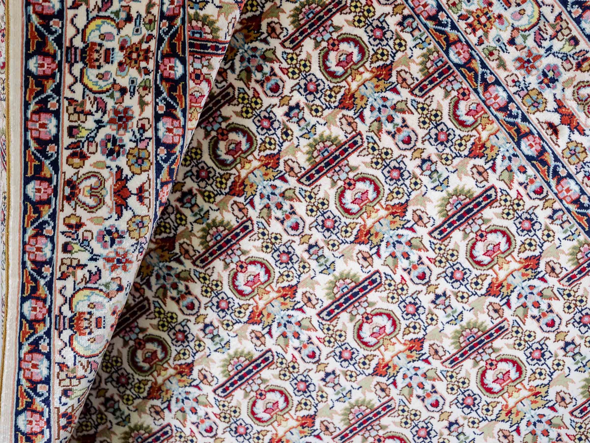 Sehr feiner, handgeknüpfter Khademi Orientteppich mit Hereke Design aus reiner Seide, weiß, creme. 93x61 cm. Vertrieb durch Jupiter Intl.