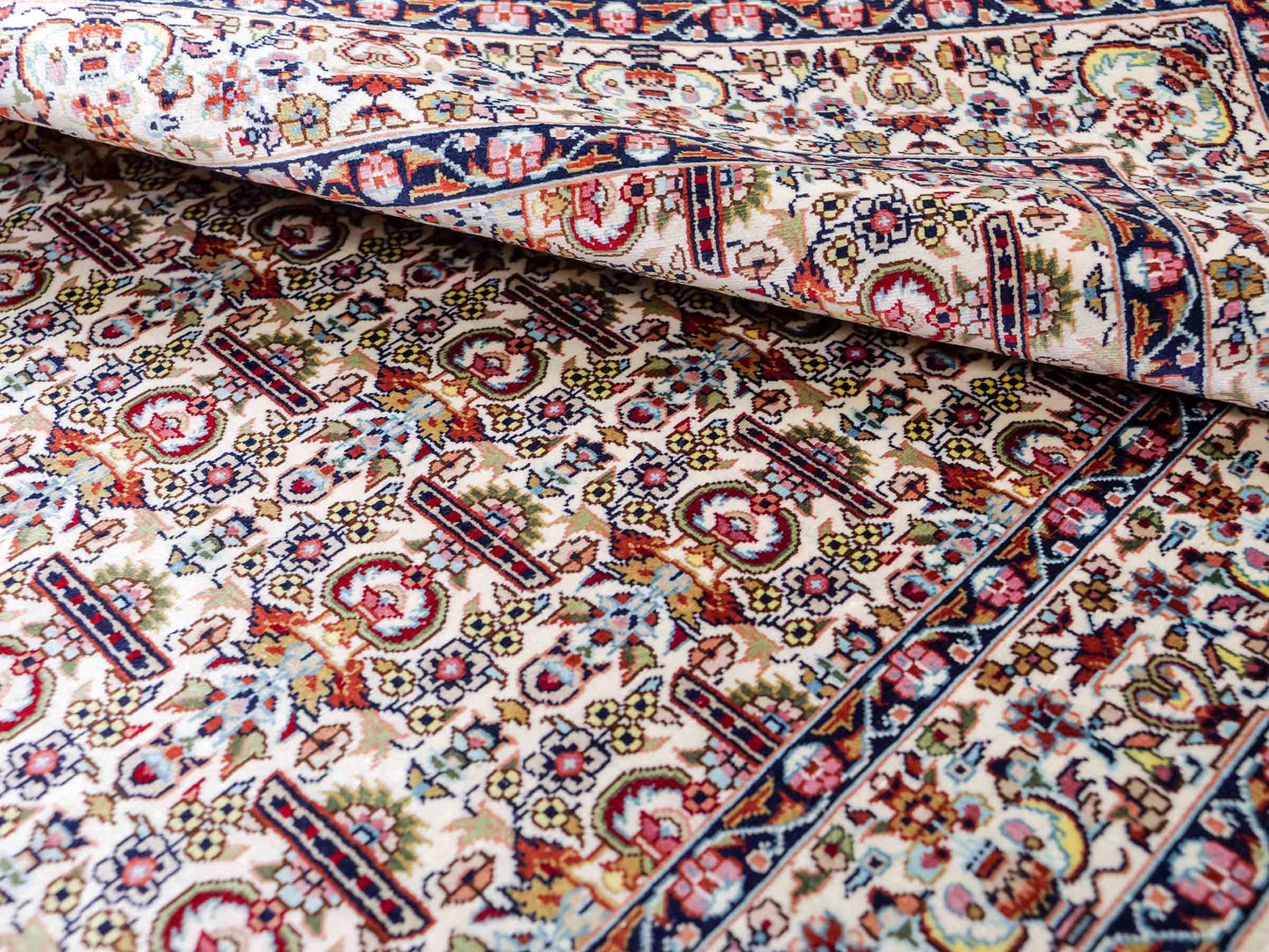 Sehr feiner, handgeknüpfter Khademi Orientteppich mit Hereke Design aus reiner Seide, weiß, creme. 93x61 cm. Vertrieb durch Jupiter Intl.