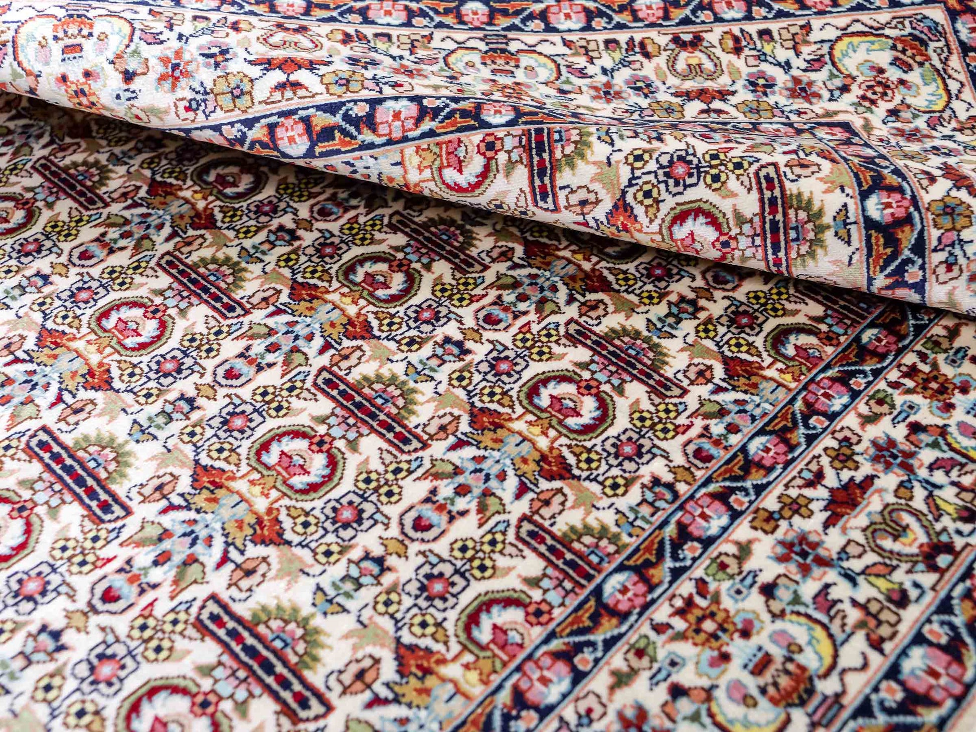 Sehr feiner, handgeknüpfter Khademi Orientteppich mit Hereke Design aus reiner Seide, weiß, creme. 93x61 cm. Vertrieb durch Jupiter Intl.