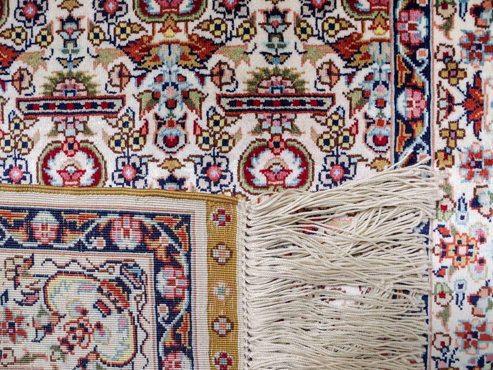 Sehr feiner, handgeknüpfter Khademi Orientteppich mit Hereke Design aus reiner Seide, weiß, creme. 93x61 cm. Vertrieb durch Jupiter Intl.