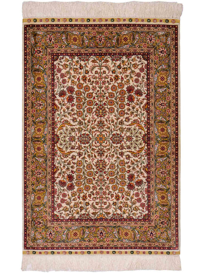 Sehr feiner, handgeknüpfter Khademi Orientteppich mit Hereke Design aus reiner Seide, creme, beige, weiß. 93x63 cm. Vertrieb durch Jupiter Intl.