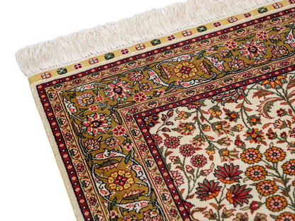 Sehr feiner, handgeknüpfter Khademi Orientteppich mit Hereke Design aus reiner Seide, creme, beige, weiß. Vertrieb durch Jupiter Intl.