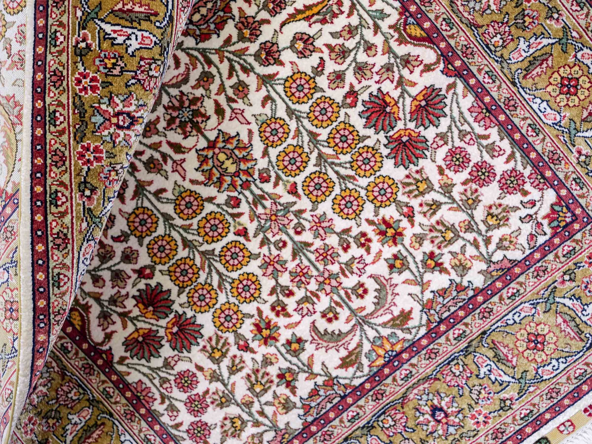 Sehr feiner, handgeknüpfter Khademi Orientteppich mit Hereke Design aus reiner Seide, creme, beige, weiß. Vertrieb durch Jupiter Intl.