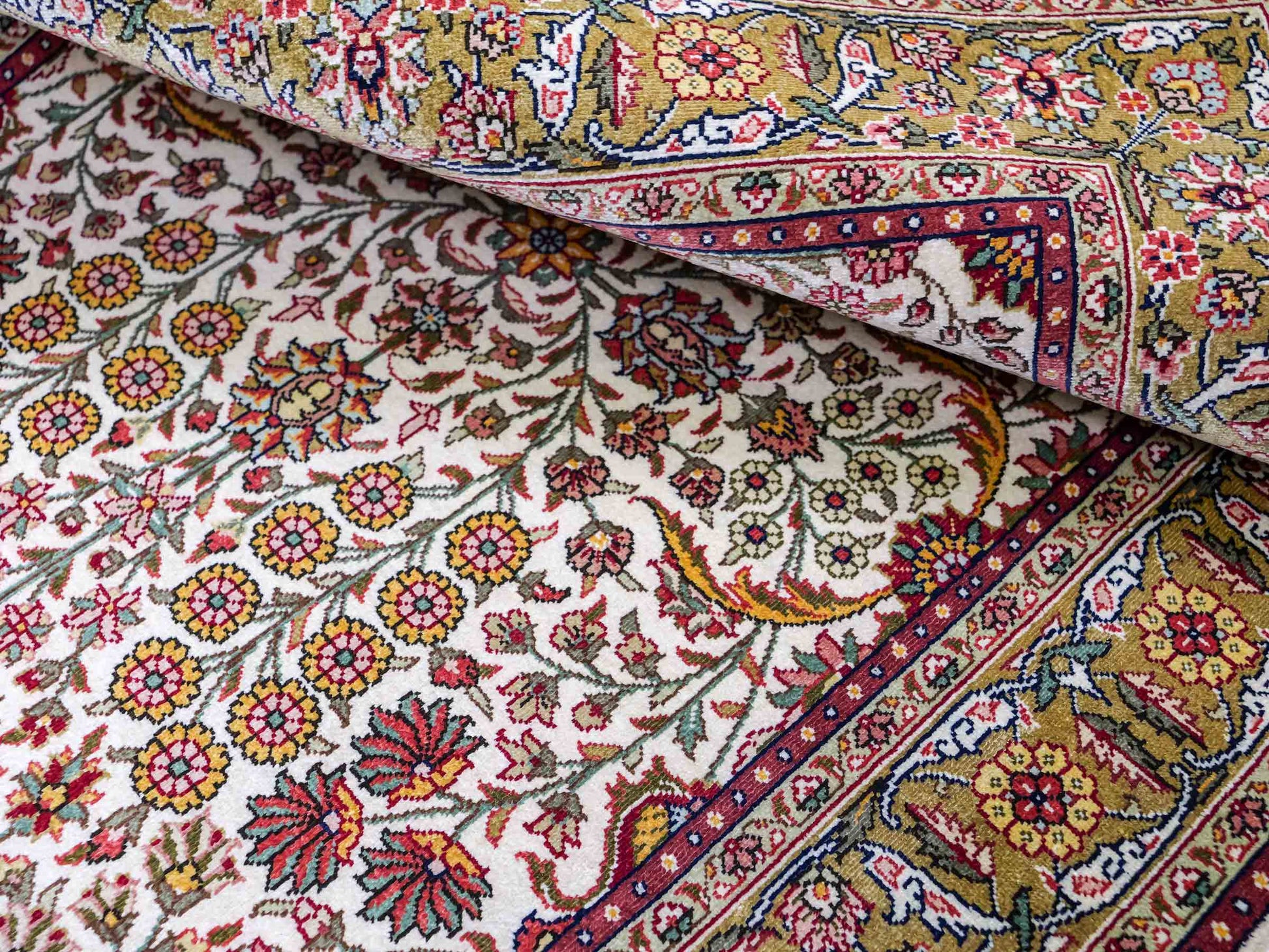 Sehr feiner, handgeknüpfter Khademi Orientteppich mit Hereke Design aus reiner Seide, creme, beige, weiß. Vertrieb durch Jupiter Intl.