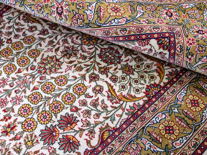 Sehr feiner, handgeknüpfter Khademi Orientteppich mit Hereke Design aus reiner Seide, creme, beige, weiß. Vertrieb durch Jupiter Intl.