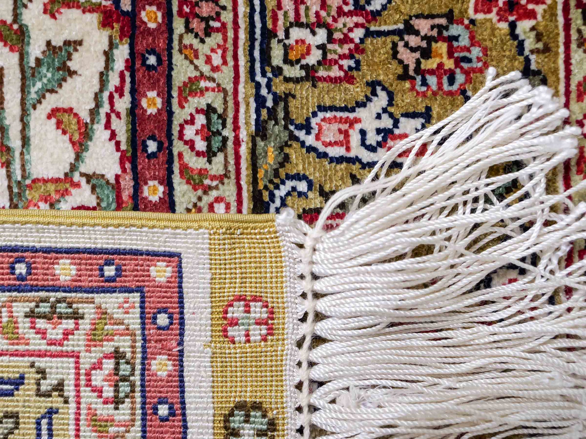 Sehr feiner, handgeknüpfter Khademi Orientteppich mit Hereke Design aus reiner Seide, creme, beige, weiß. Vertrieb durch Jupiter Intl.