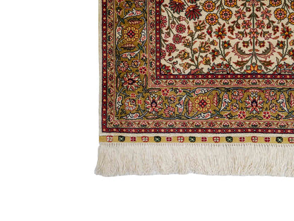 Sehr feiner, handgeknüpfter Khademi Orientteppich mit Hereke Design aus reiner Seide, creme, beige, weiß. Vertrieb durch Jupiter Intl.