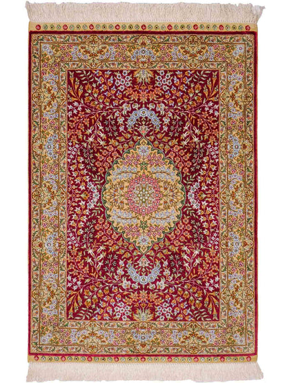 Sehr feiner, handgeknüpfter Khademi Orientteppich mit Hereke Design aus reiner Seide, rot, creme. 93x63 cm. Vertrieb durch Jupiter Intl.